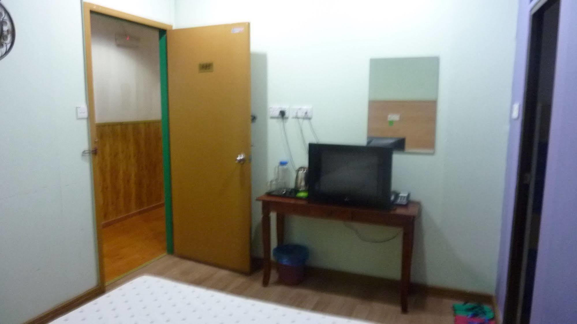 7 Hung Hung Inn コタキナバル エクステリア 写真